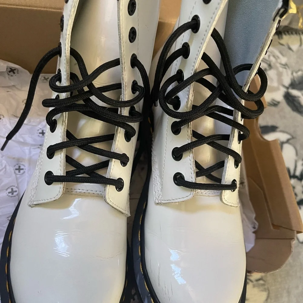 Dr. Martens 1460 Patent Leather Women's Lace-up Shiny  Doc Martens White - Picture 4 of 15
